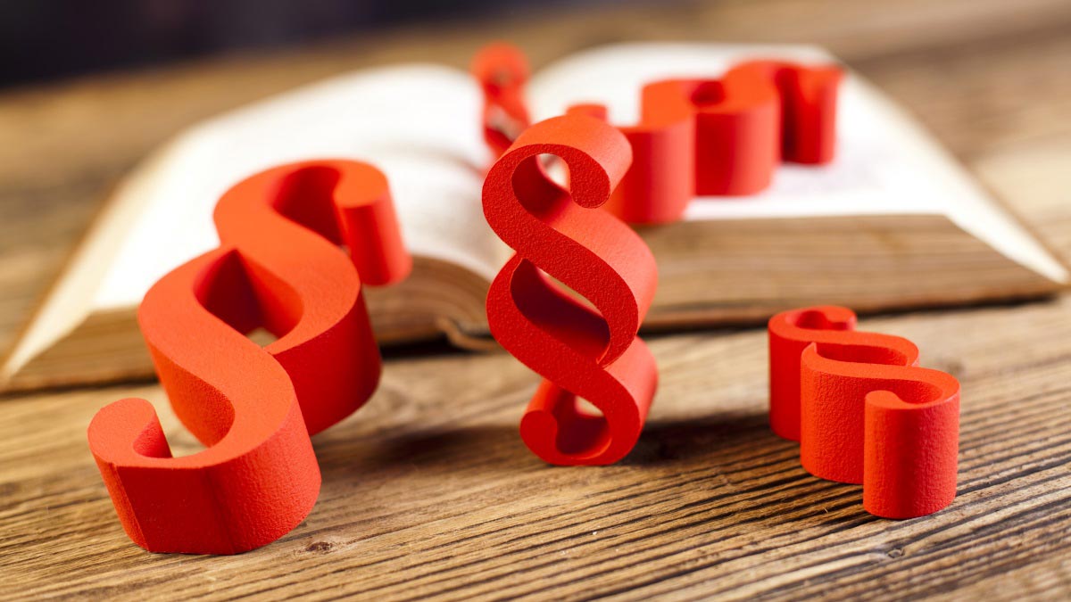 Paragrafen auf Holztisch